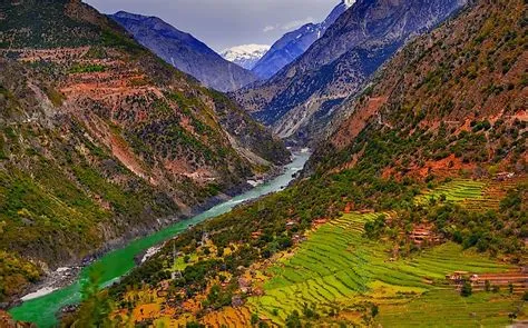  Where the Indus Flows: A Journey Through the Heart of Pakistan -  A symphony of cultural immersion interwoven with breathtaking landscapes